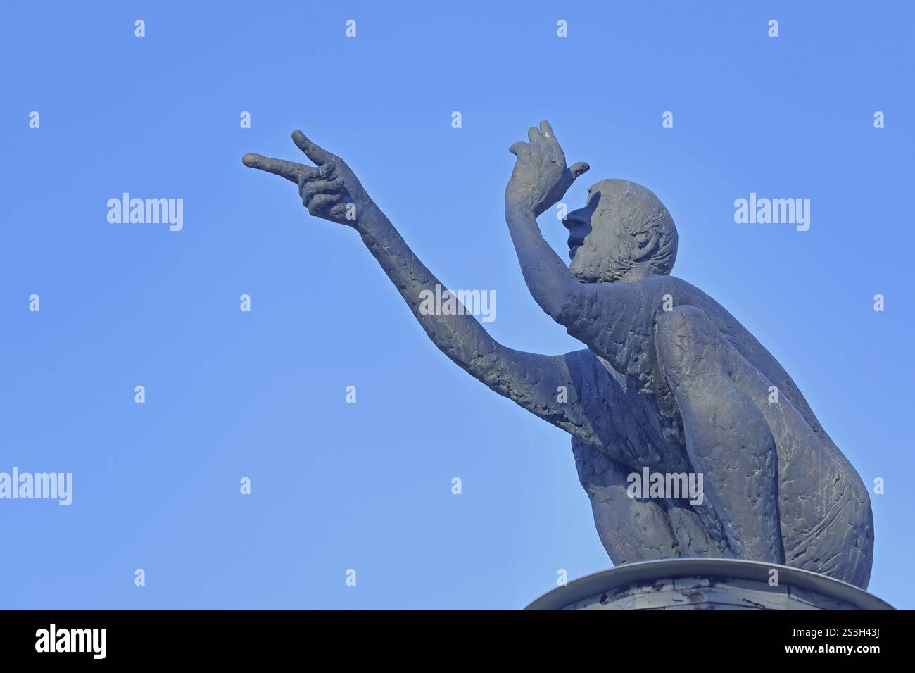 Skulptur der Pfadfinder von Karl Ulrich Nuss 2019, Bronzeskulptur, männliche Figur, sitzend, hockend, Hocken, Gesten, Gesten, Arme, Arm, Zeigefinger Stockfoto
