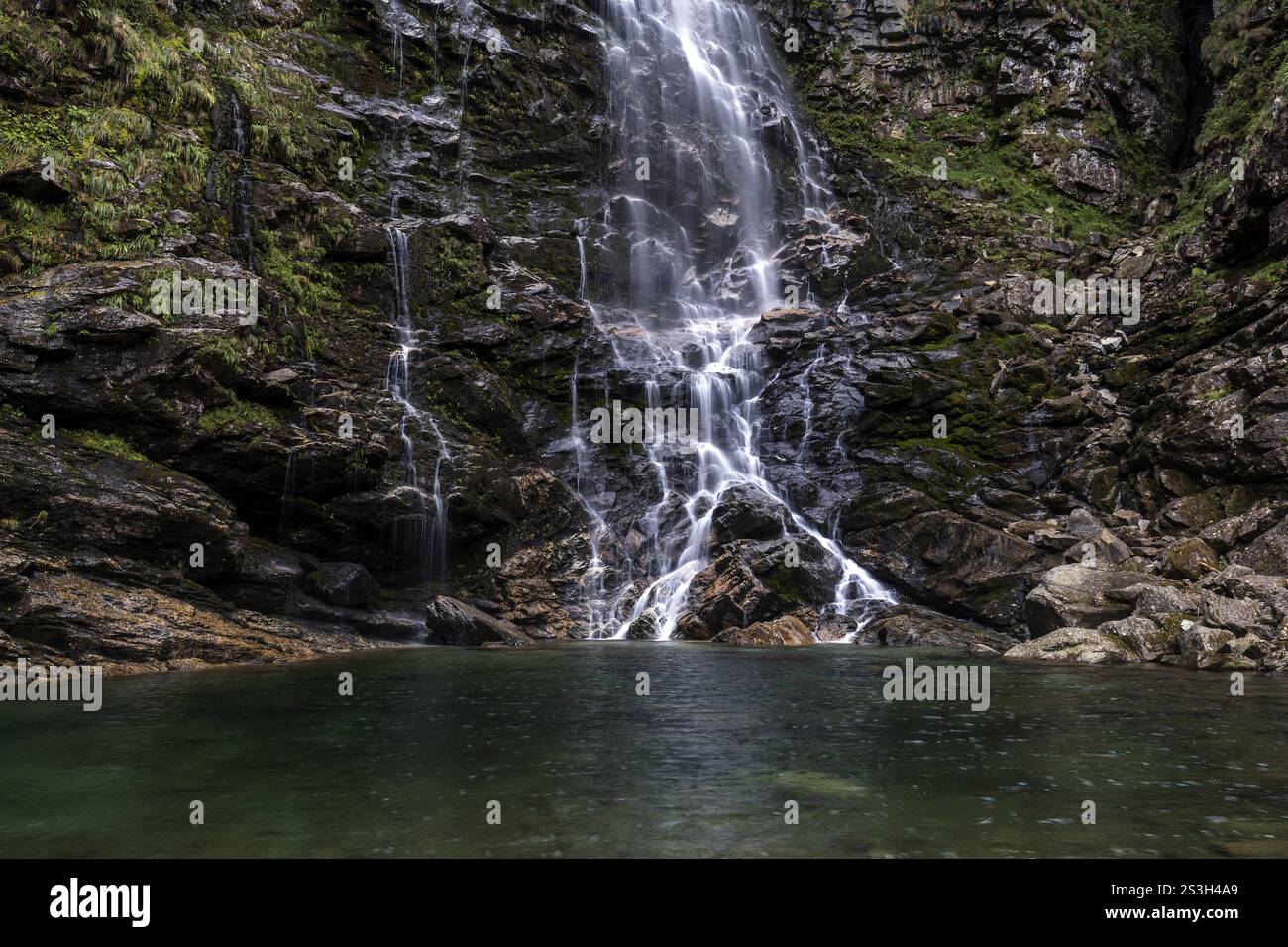 Froda-Wasserfall, Cascata La Froda, Sonogno, Verzasca-Tal, Valle Verzasca, Kanton Tessin, Schweiz, Europa Stockfoto