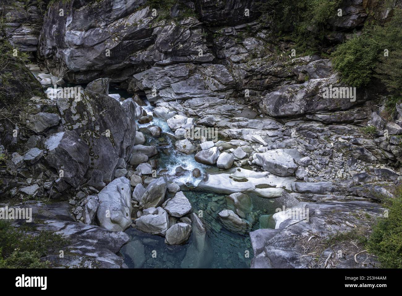 Felsen, Felsformationen, Verzasca River, in der Nähe von Lavertezzo, Verzasca Valley, Valle Verzasca, Kanton Tessin, Schweiz, Europa Stockfoto