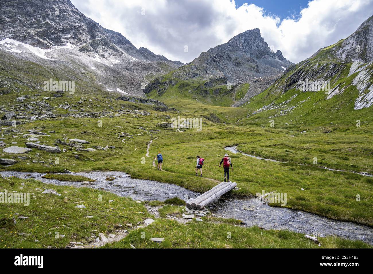 Wanderer auf Wanderweg, Bach mit Brücke, Lasoerling Hoehenweg, Lasoerling Gruppe, Nationalpark hohe Tauern, Osttirol, Tirol, Österreich, Europa Stockfoto