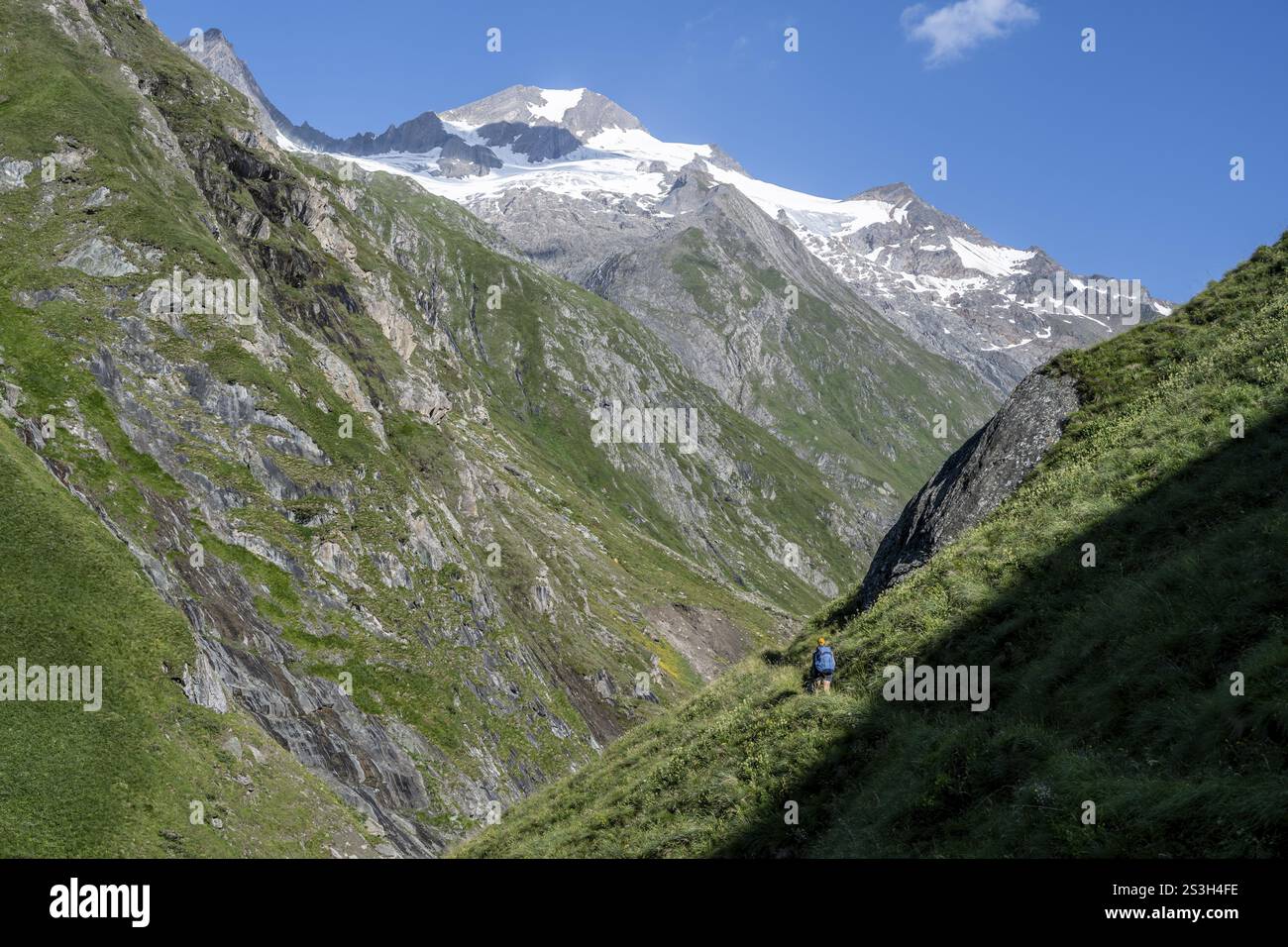 Blick auf die Roetspitze, Wanderer in Umbaltal, Nationalpark hohe Tauern, Osttirol, Tirol, Österreich, Europa Stockfoto