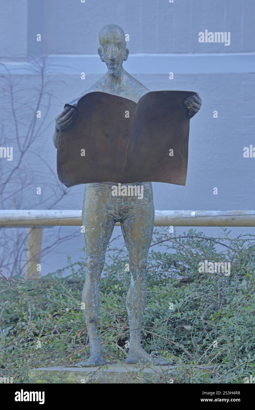 Skulptur Zeitung Leser von Karl Ulrich Nuss 2005, Bronzeskulptur, männliche Figur, die eine Zeitung liest, stehend, Leser, Literatur, Marktplatz, A Stockfoto