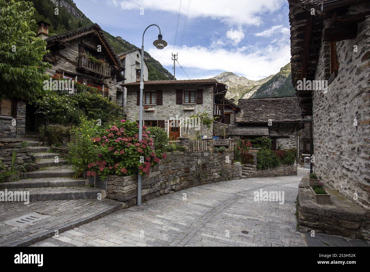 Typische Tessiner Steinhäuser im Dorf Sonogno, Verzasca Tal, Valle Verzasca, Kanton Tessin, Schweiz, Europa Stockfoto