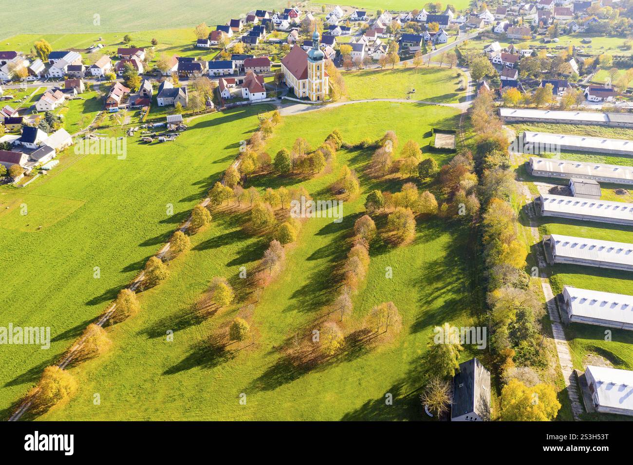 Blick aus der Vogelperspektive auf die Pilgerwiese mit Bäumen in Form eines Kreuzes, im Hintergrund Wallfahrtskirche mit Kloster und Dorf Rosen Stockfoto