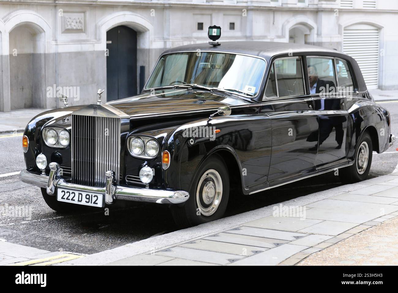 London, Region London, England, Vereinigtes Königreich, Europa, elegante schwarze Limousine parkt an einer Stadtstraße, Europa Stockfoto