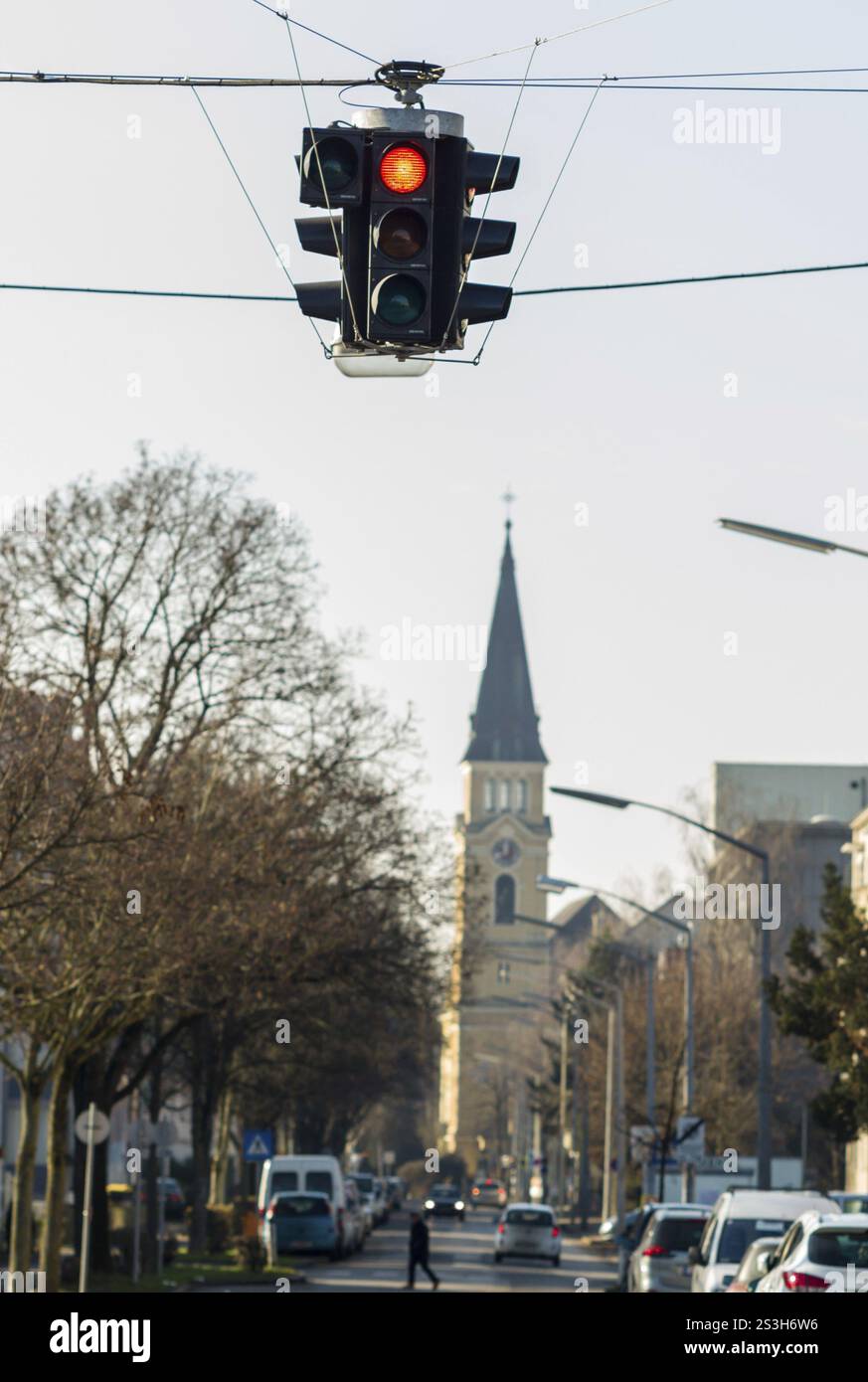 Eine Kirche und eine rote Ampel an einer Ampel. Symbolisches Foto für Probleme und Stillstand in der Kirche. Österreich Stockfoto