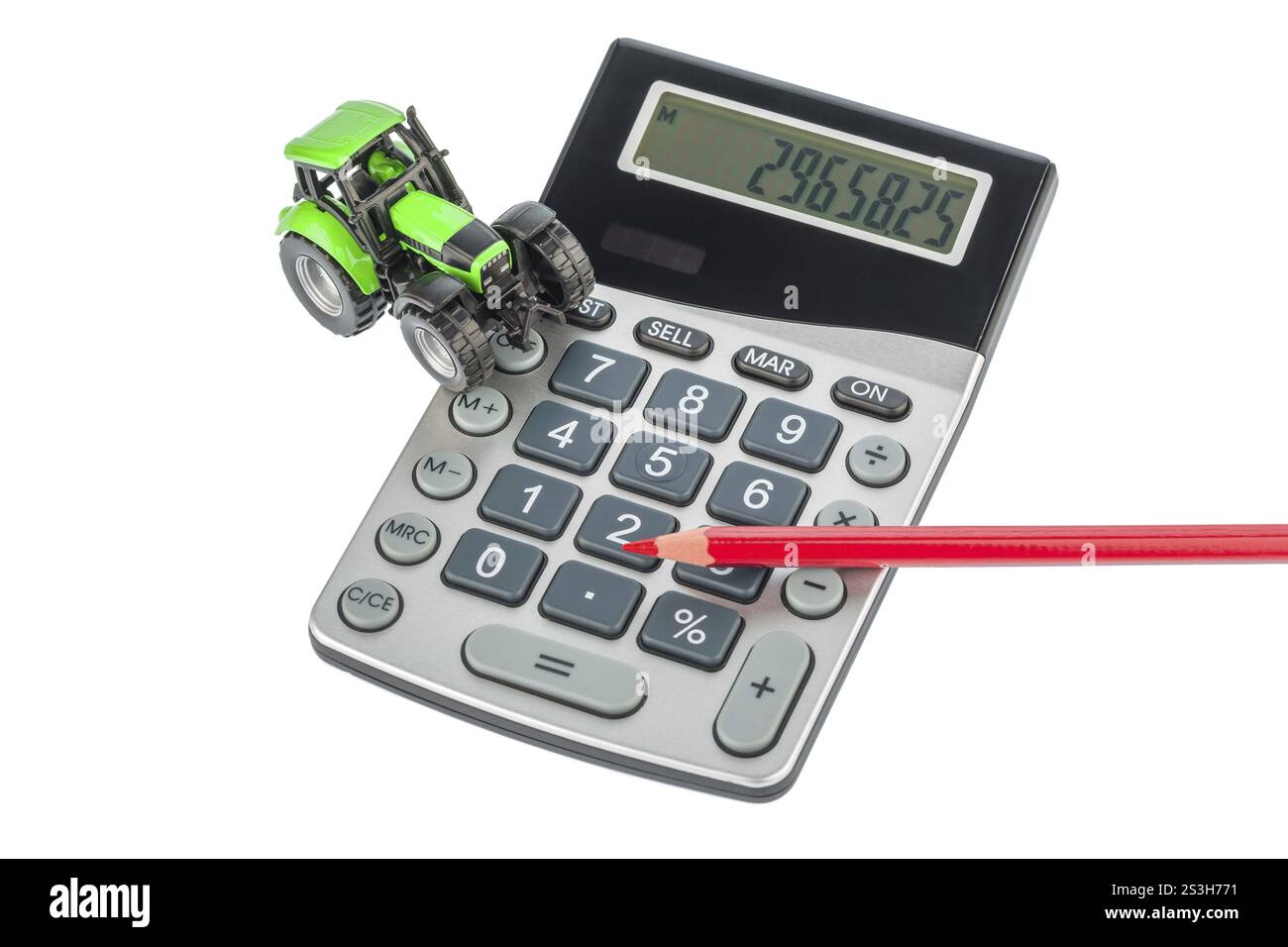 Ein Traktor und ein roter Stift auf einem Rechner. Kosten für Benzin, Verschleiß und Versicherung. Kosten und Subventionen in der Landwirtschaft Osterreich Stockfoto