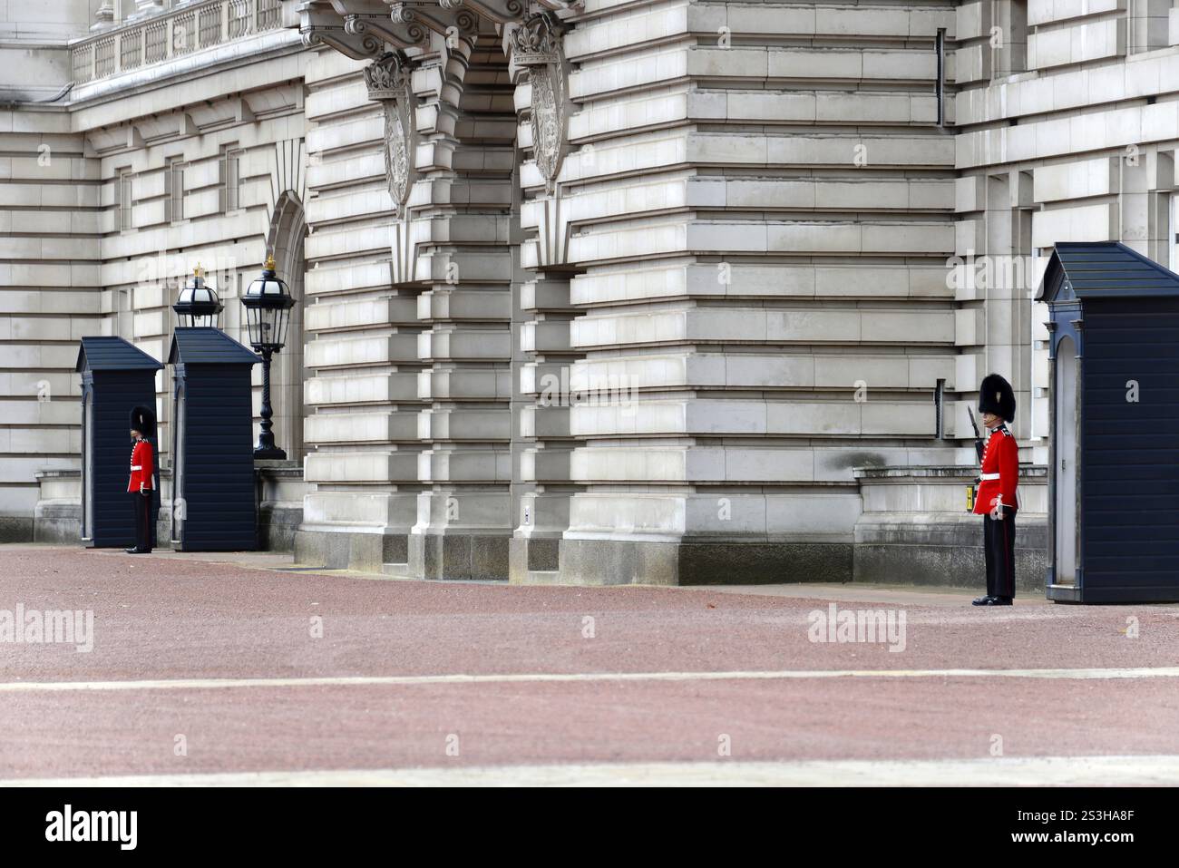 Wachen in roten Uniformen und Bärenfellhüten vor dem Buckingham Palace, London, London, England, Vereinigtes Königreich, Europa Stockfoto