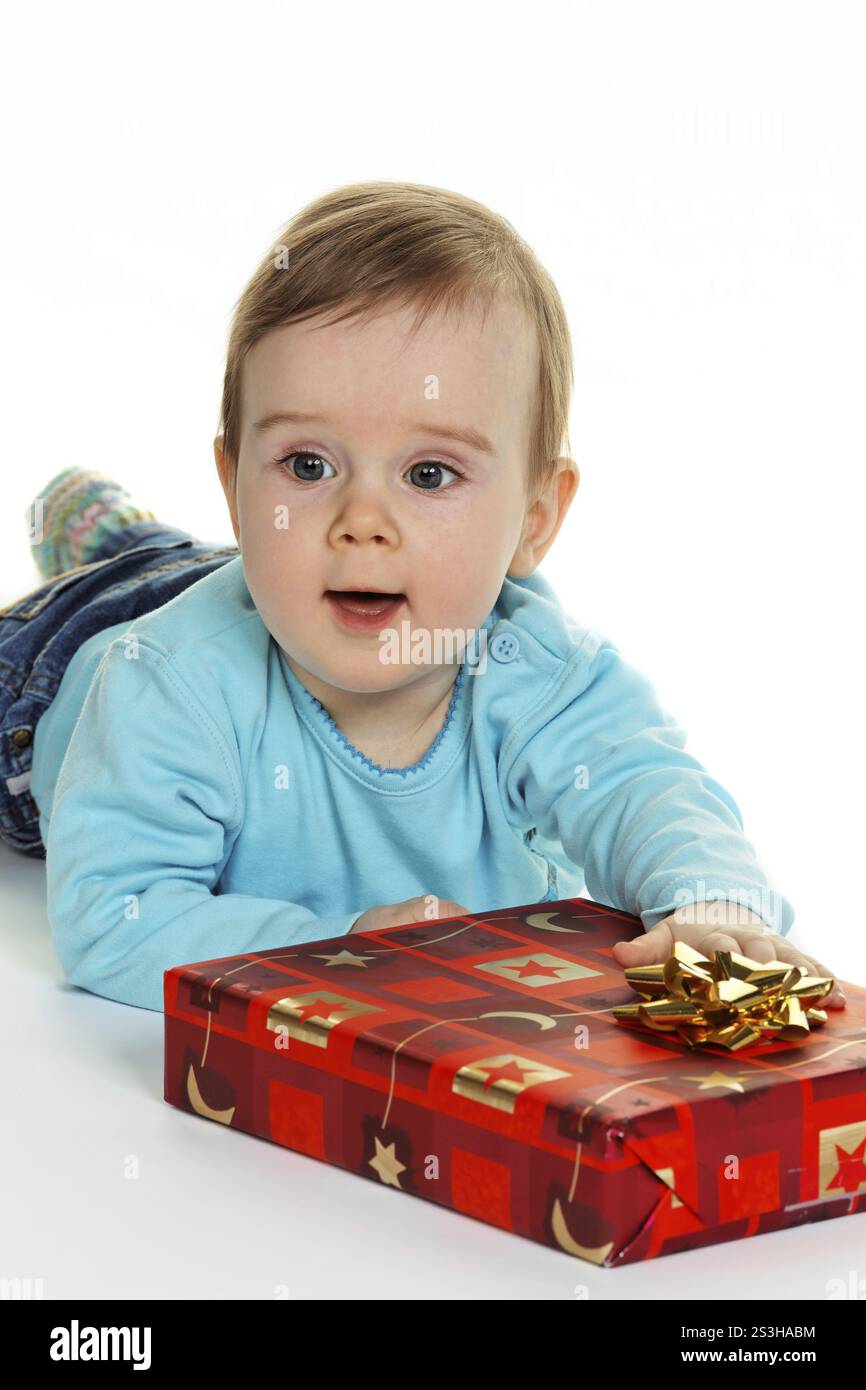 Kleinkind Baby mit einem Geschenkpaket für Weihnachten Stockfoto