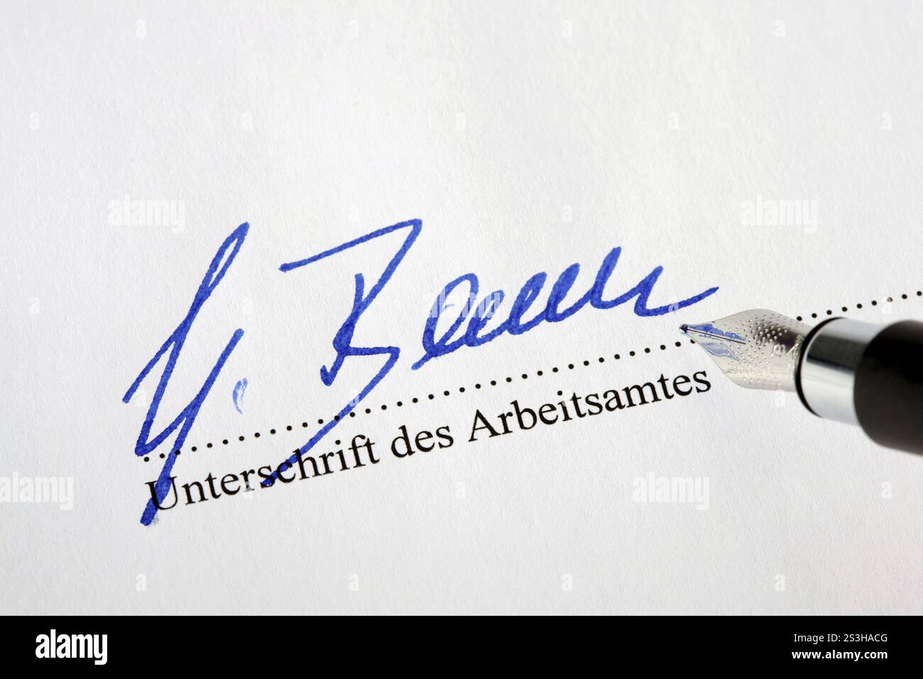 Unterschrift des Arbeitsamtes unter einem Dokument Stockfoto