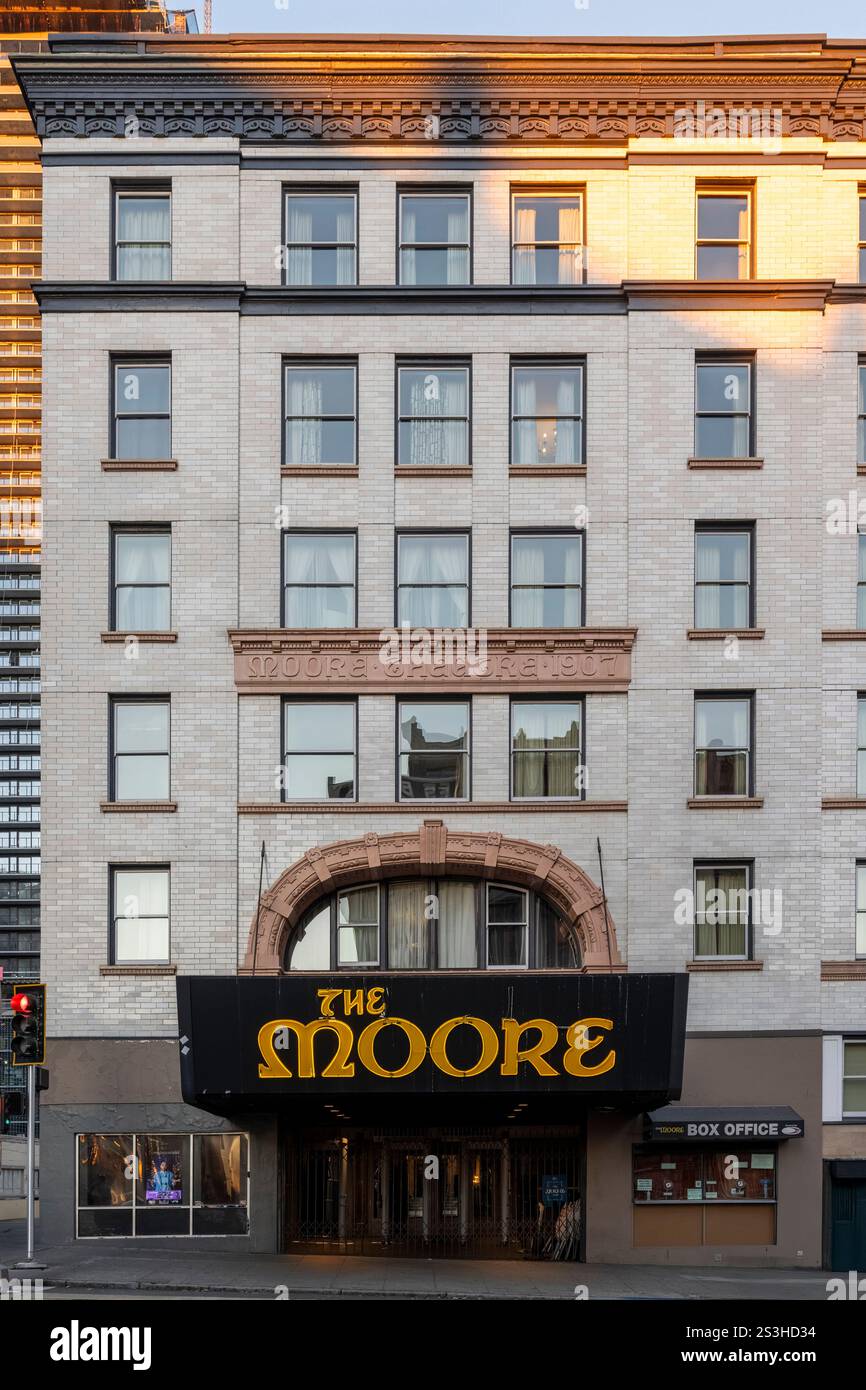 Das Moore Theatre, Seattles ältestes Operationstheater, zeigt architektonische Eleganz aus dem frühen 20. Jahrhundert, die hier im goldenen Stundenlicht festgehalten wird. Stockfoto