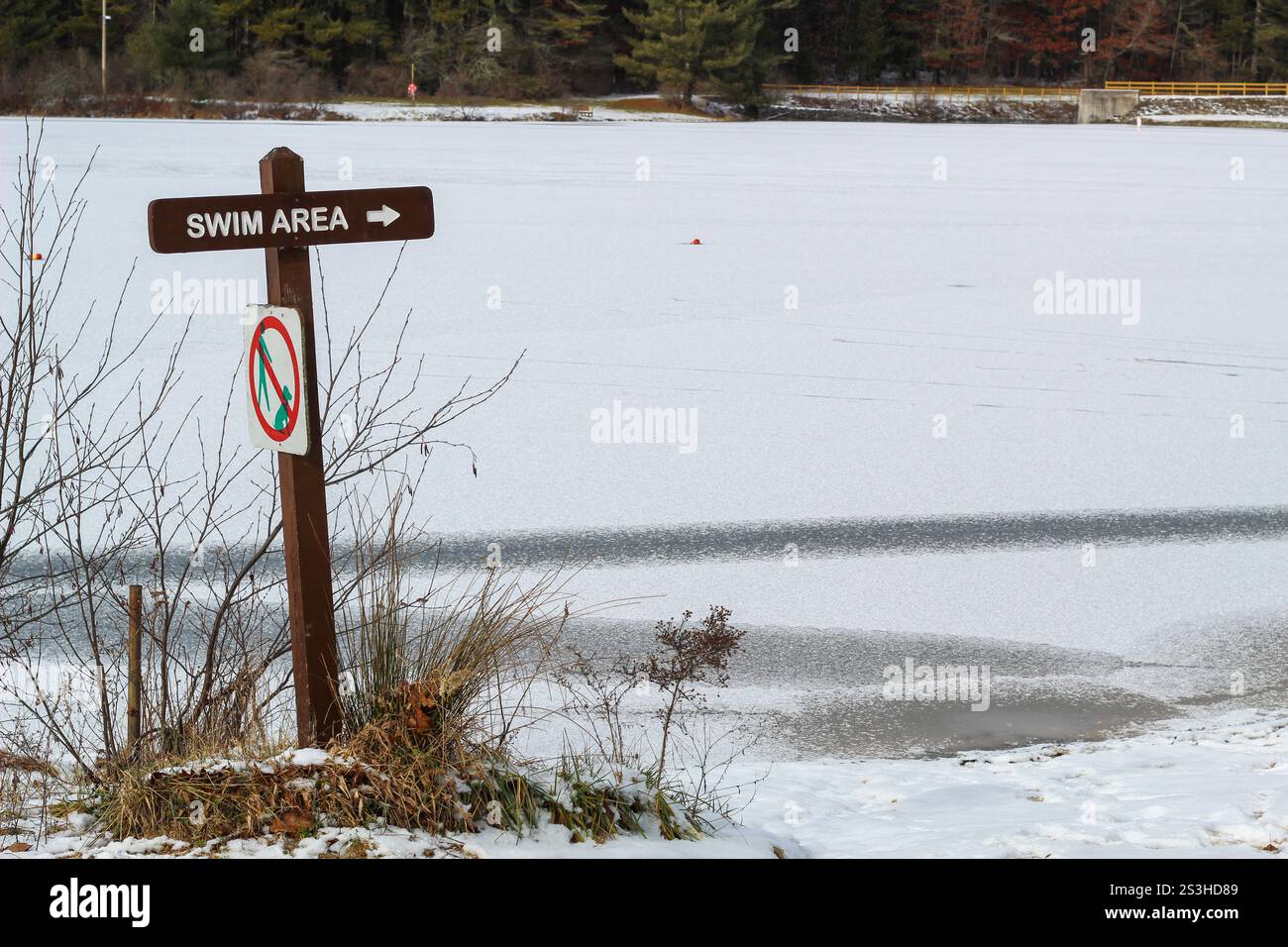 Schild zum Schwimmbereich am gefrorenen See Stockfoto