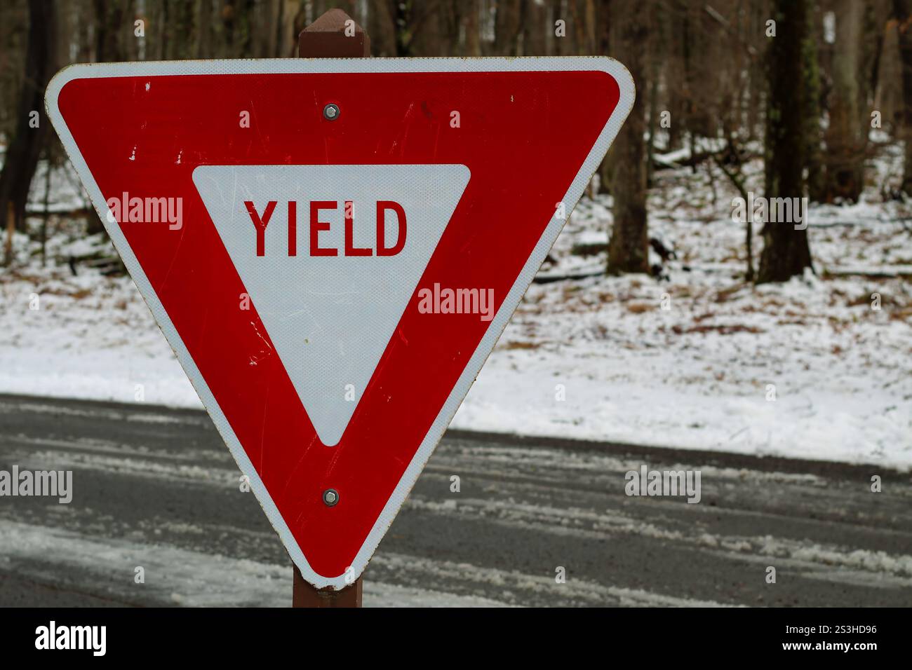 Straßenschild mit schmelzendem Schnee Stockfoto