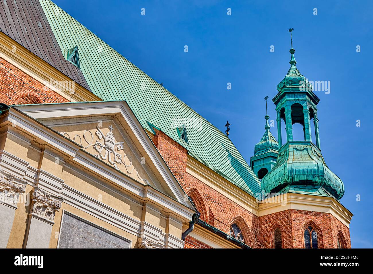 Glockentürme und Türme und religiöses Kreuz auf der Basilika St. Peter und St. Paul in Posen, Europa, Polen Stockfoto Glockentürme und Türme und religiöses Kreuz auf der Basilika St. Peter und St. Paul in Posen, Europa, Polen Stockfoto
