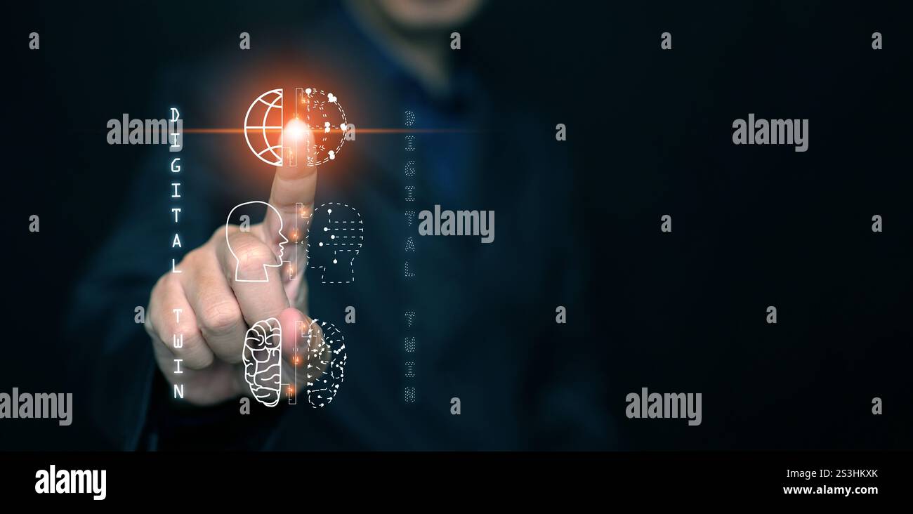Digital Twin Concept. Automatisierungstechnik für die industrielle Fertigung. Ein Mann verwendet virtuelle Symbole des digitalen Zwillingssystems, um sowohl physisch als auch di zu steuern Stockfoto