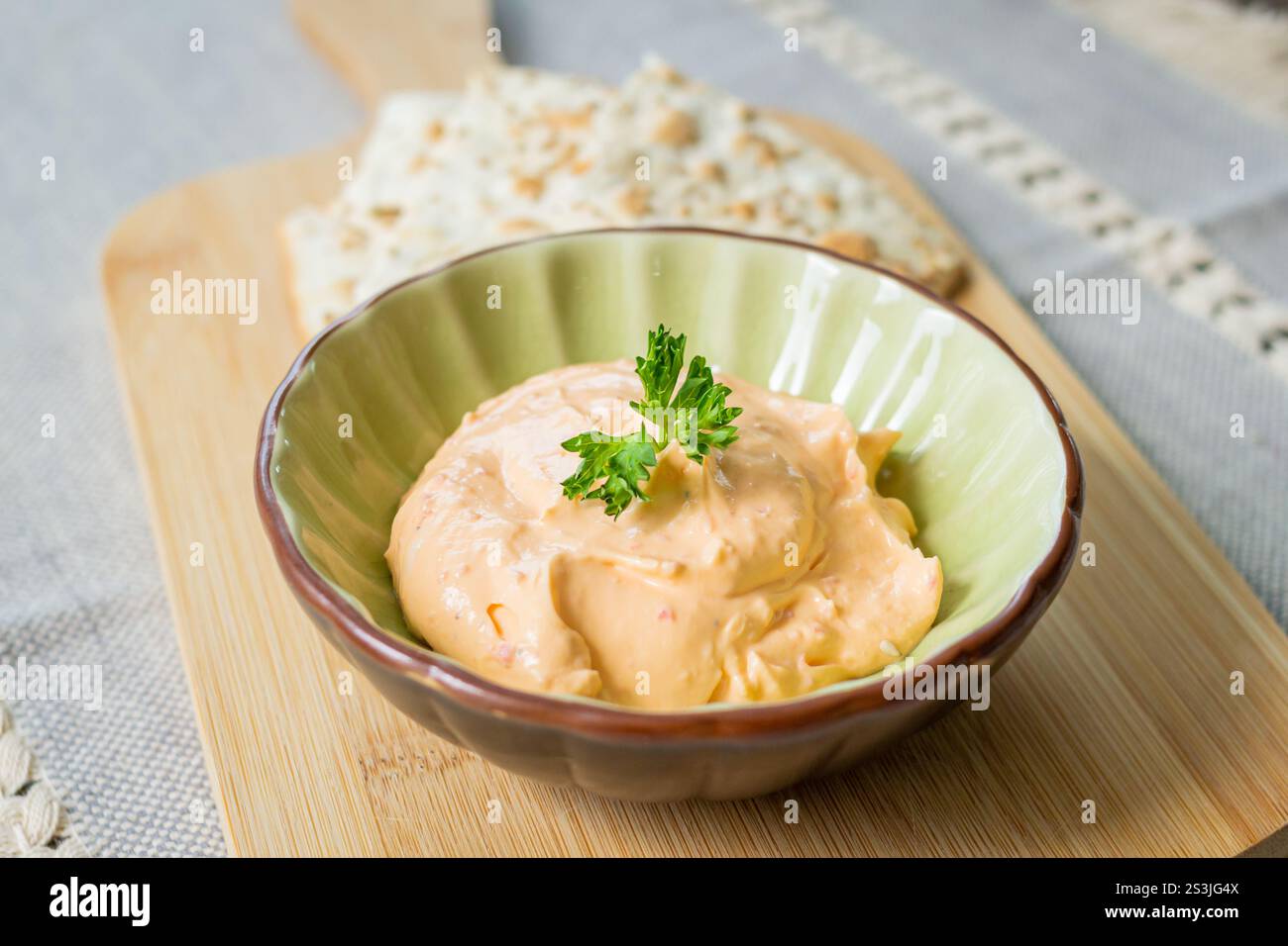 Leckeres veganes Essen in einem traditionellen Gericht Stockfoto