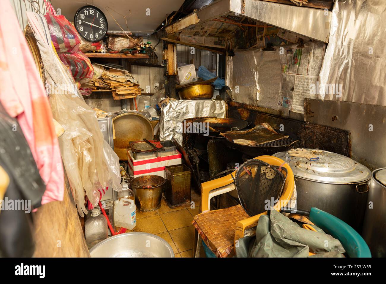 Innenraum einer alten Straßenküche in Taiwan Stockfoto