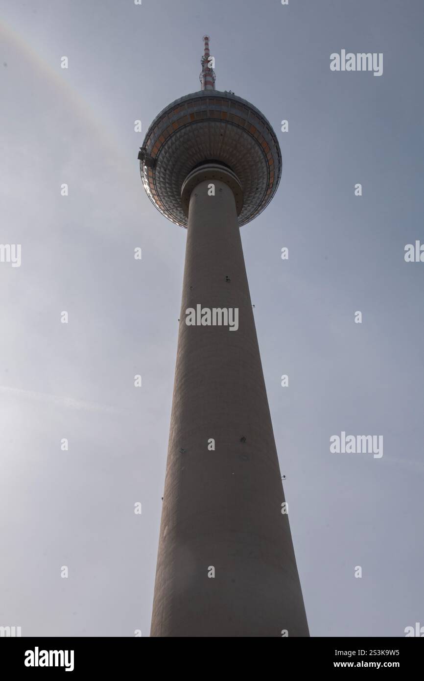 Der Fernsehturm im Zentrum Berlins wurde zwischen 1965 und 1969 von der Regierung der DDR errichtet, sowohl als funktionale Rundfunkanlage als auch als Symbol kommunistischer Macht. Es ist heute noch ein Wahrzeichen von seiner Lage neben dem Alexanderplatz im Marienviertel, Teil des Stadtteils Mitte. Stockfoto