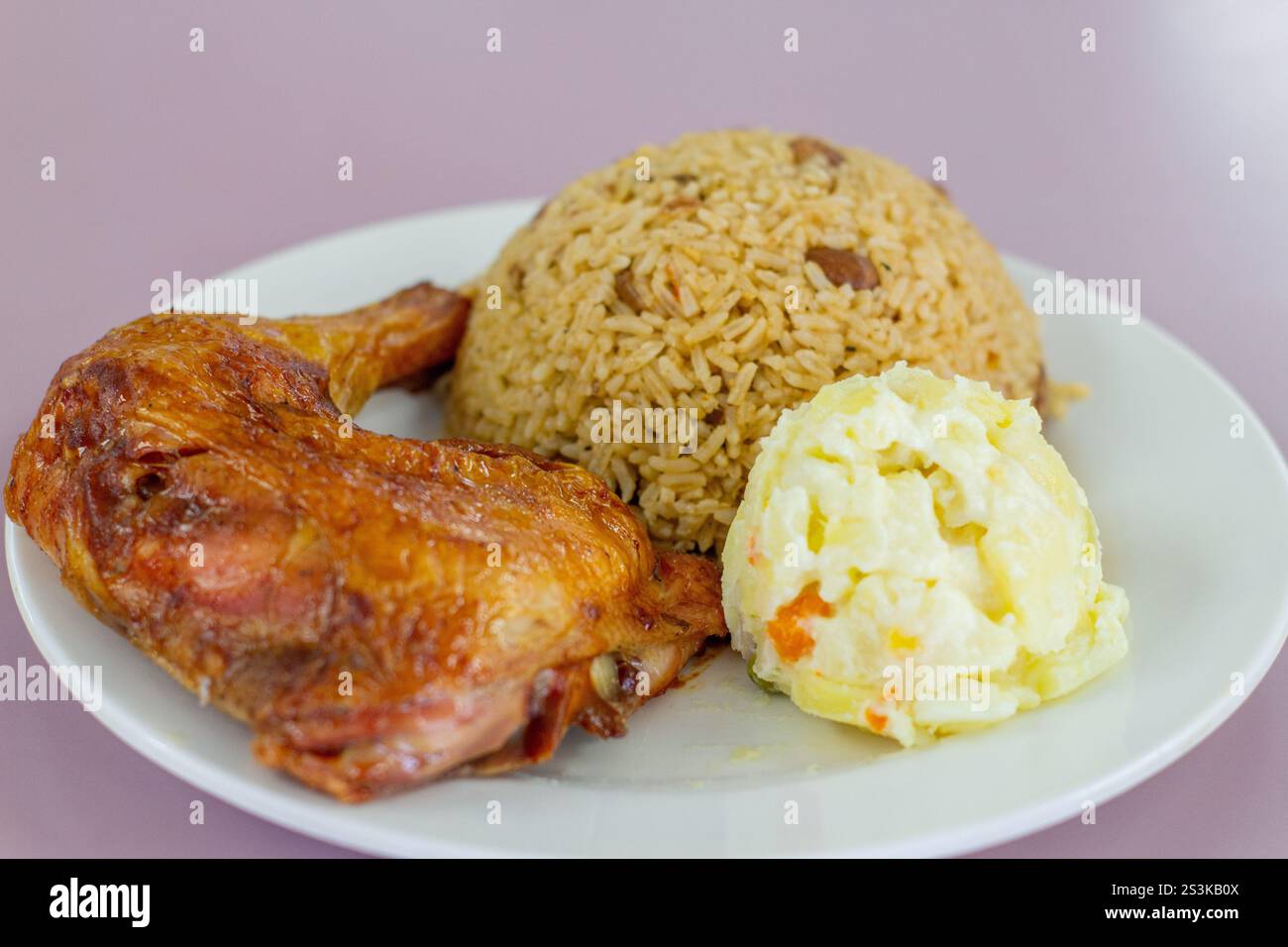 Esstisch mit moro Guandules, tipical Essen dominikaner Stockfoto