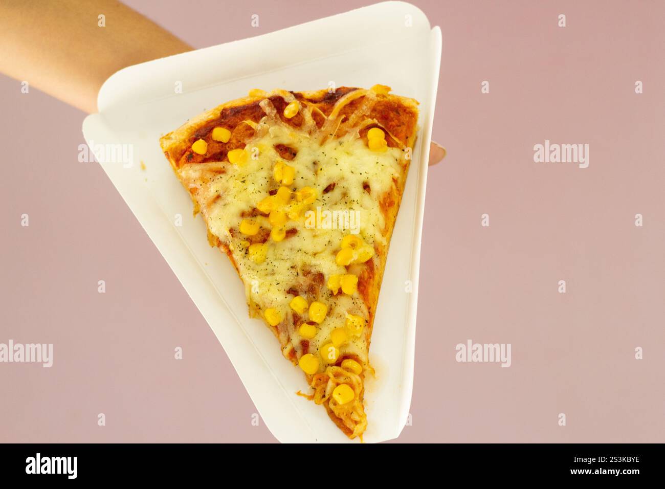 Pizza und Mais, italienisches Mittagessen zum Abendessen, leckere Pasta zubereitet, leckerer Teller Stockfoto
