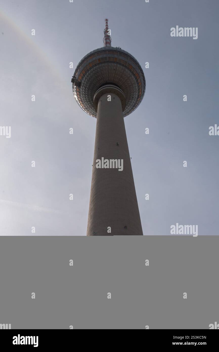 Berlin, Deutschland. Mai 2023. Der Fernsehturm im Zentrum Berlins wurde zwischen 1965 und 1969 von der Regierung der DDR errichtet, sowohl als funktionale Rundfunkanlage als auch als Symbol kommunistischer Macht. Es ist heute noch ein Wahrzeichen von seiner Lage neben dem Alexanderplatz im Marienviertel, Teil des Stadtteils Mitte. (Credit Image: © Kristian Tuxen Ladegaard Berg/SOPA Images via ZUMA Press Wire) NUR REDAKTIONELLE VERWENDUNG! Nicht für kommerzielle ZWECKE! Stockfoto