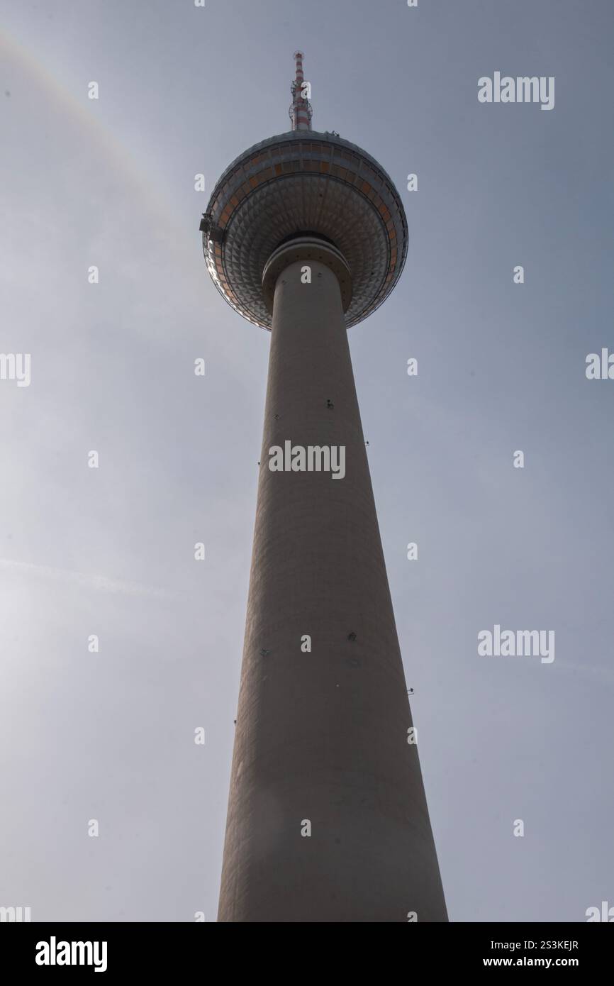 Berlin, Deutschland. Mai 2023. Der Fernsehturm im Zentrum Berlins wurde zwischen 1965 und 1969 von der Regierung der DDR errichtet, sowohl als funktionale Rundfunkanlage als auch als Symbol kommunistischer Macht. Es ist heute noch ein Wahrzeichen von seiner Lage neben dem Alexanderplatz im Marienviertel, Teil des Stadtteils Mitte. (Foto: Kristian Tuxen Ladegaard Berg/SOPA Images/SIPA USA) Credit: SIPA USA/Alamy Live News Stockfoto