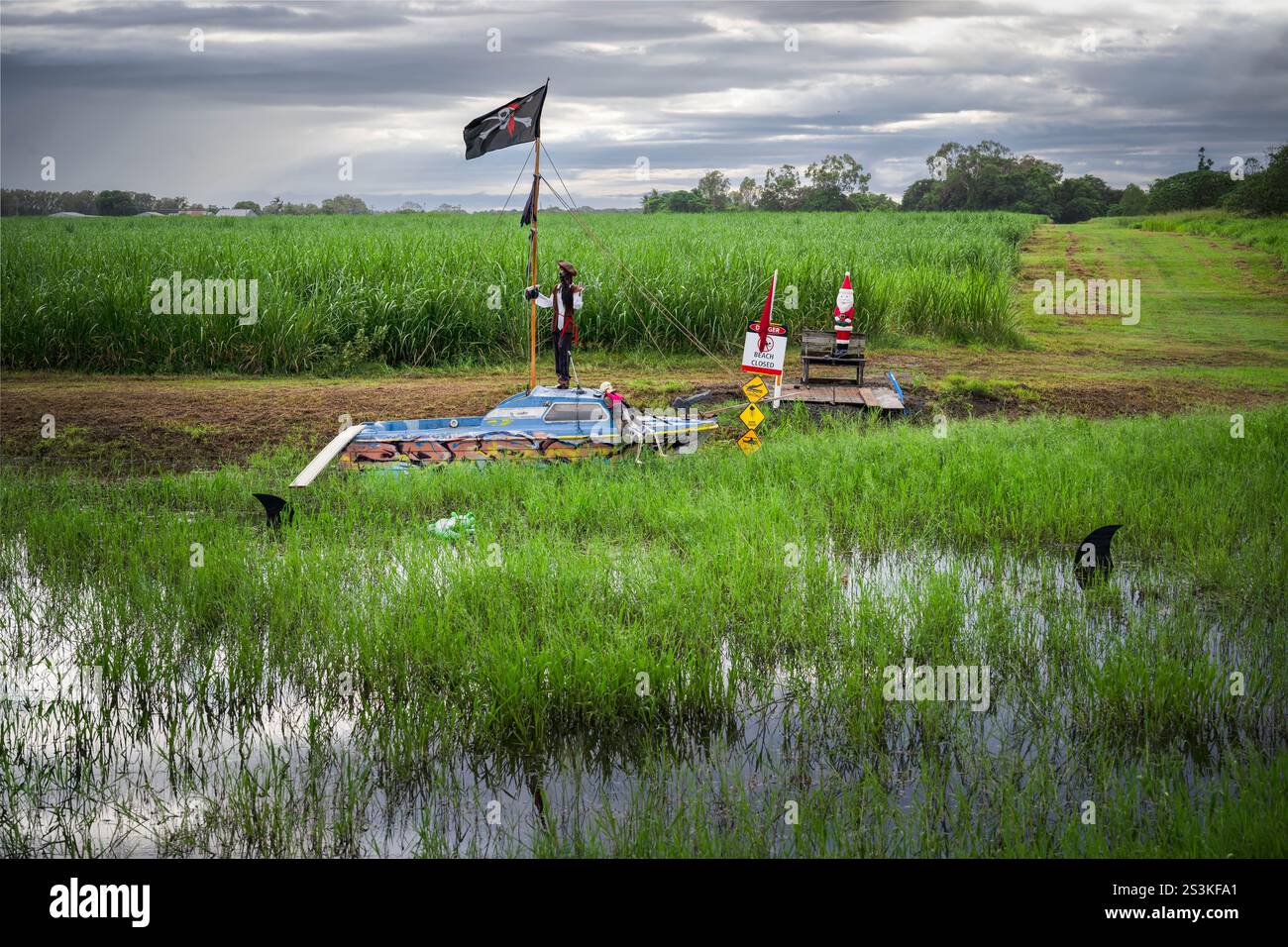 Nur wenige Meter von einer Hauptstraße in Caravonica entfernt, zwischen Zuckerrohrfeld und einem kleinen Reedmoor liegt eine malerische und beliebte Folk Art Installation. Stockfoto