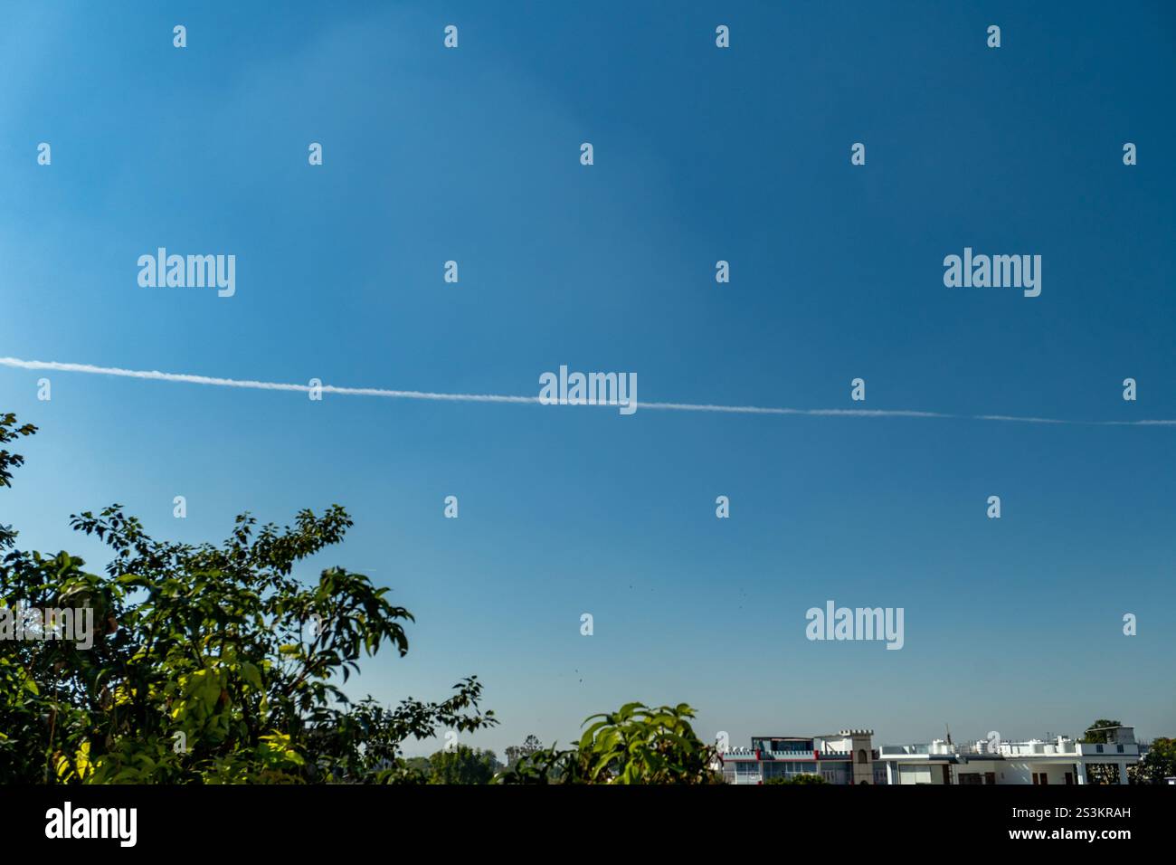 Jan. 6.2025. Dehradun City Uttarakhand Indien. Kondensstreifen oder Kondensationswege bilden hinter Jets am Himmel über Uttarakhand, Indien, weiße Linien. A Stockfoto