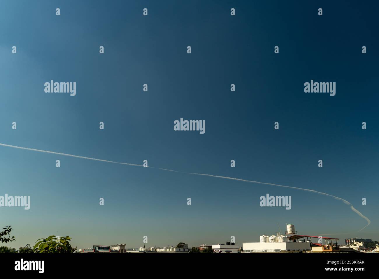 Jan. 6.2025. Dehradun City Uttarakhand Indien. Kondensstreifen oder Kondensationswege bilden hinter Jets am Himmel über Uttarakhand, Indien, weiße Linien. A Stockfoto