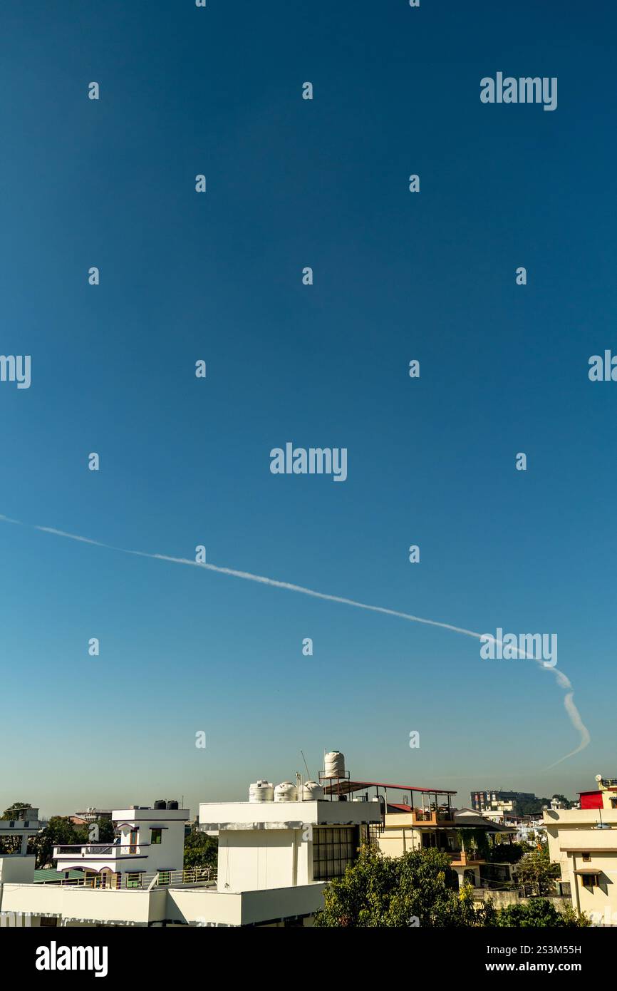Jan. 6.2025. Dehradun City Uttarakhand Indien. Kondensstreifen oder Kondensationswege bilden hinter Jets am Himmel über Uttarakhand, Indien, weiße Linien. A Stockfoto