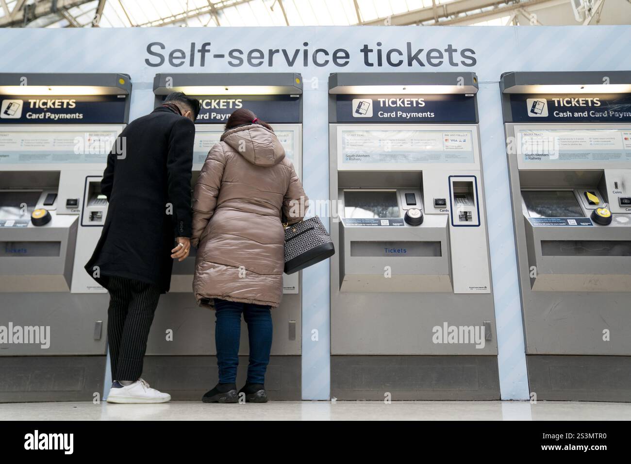 Aktenfoto vom 03/23 von Personen, die einen Fahrkartenautomaten am Bahnhof Waterloo in London benutzen. Mehr als zwei Millionen Zugtickets werden während einer Aktion ab nächster Woche ermäßigt, wie das Verkehrsministerium (DFT) angekündigt hat. Zwischen dem 14. Und 20. Januar werden im Bahnverkauf günstigere Vorschussfahrkarten und Fahrkarten für den Off-Peak-Betrieb angeboten. Ausgabedatum: Freitag, 10. Januar 2025. Stockfoto