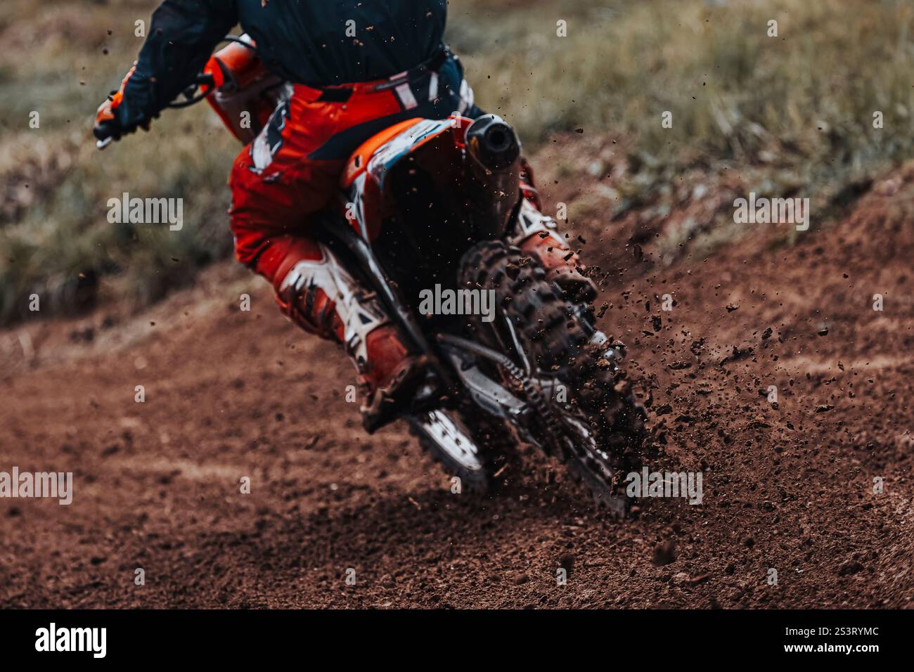 Motocross, Dreckstücke, die vom Motorrad fliegen, Motorradrennen im Gelände, Rückansicht Stockfoto