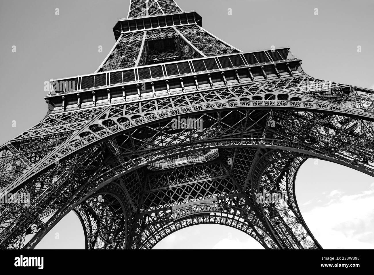 Der Eiffelturm in Paris, Frankreich, schoss in einem Winkel und in Schwarz-weiß. Stockfoto
