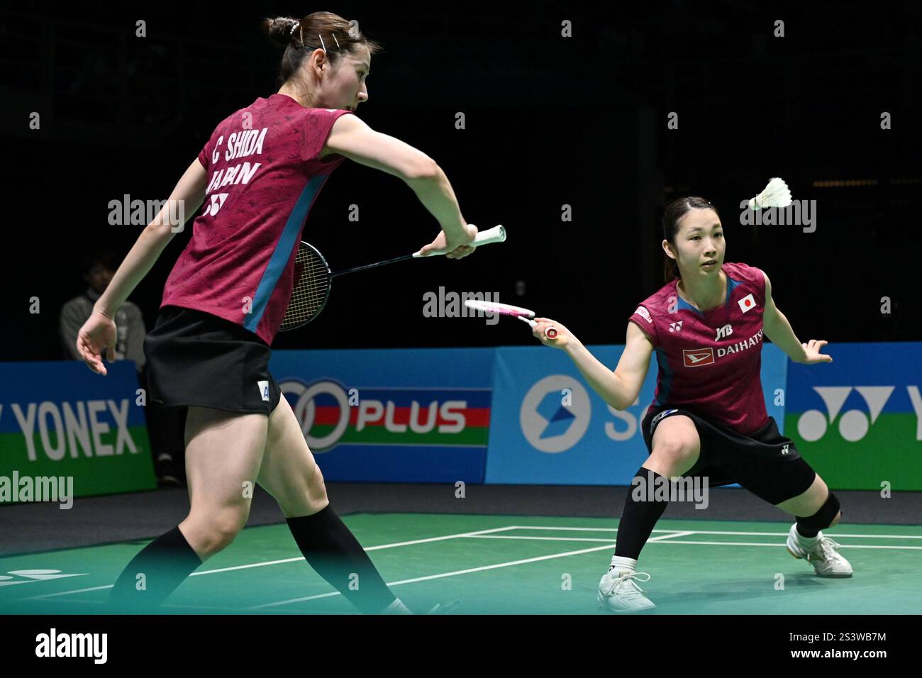 Kuala Lumpur, Malaysia. Januar 2025. Matsutomo Misaki/Chiharu Shida (L) aus Japan treten beim Badminton-Turnier der Malaysia Open 2025 in Kuala Lumpur, Malaysia, am 10. Januar 2025 im Viertelfinale der Frauen gegen Li Yijing/Luo Xumin aus China an. Quelle: Chong Voon Chung/Xinhua/Alamy Live News Stockfoto