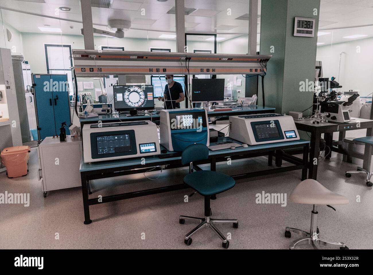 Innenraum eines Büros in einem Krankenhaus, ein heller Raum mit medizinischen Geräten Stockfoto
