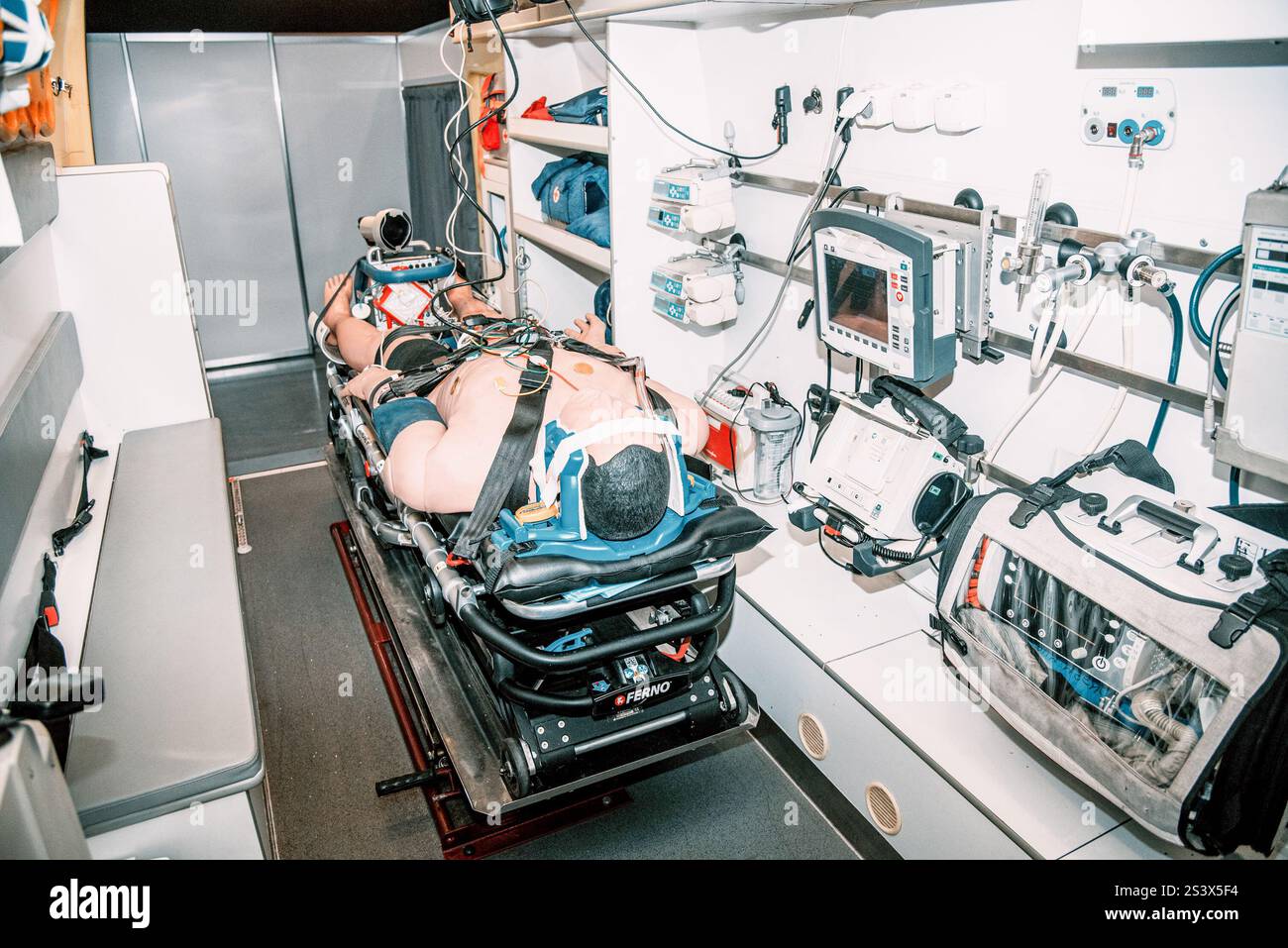 Innenraum eines Ambulanzwagens im Inneren, ein heller Intensivraum mit medizinischen Geräten Stockfoto