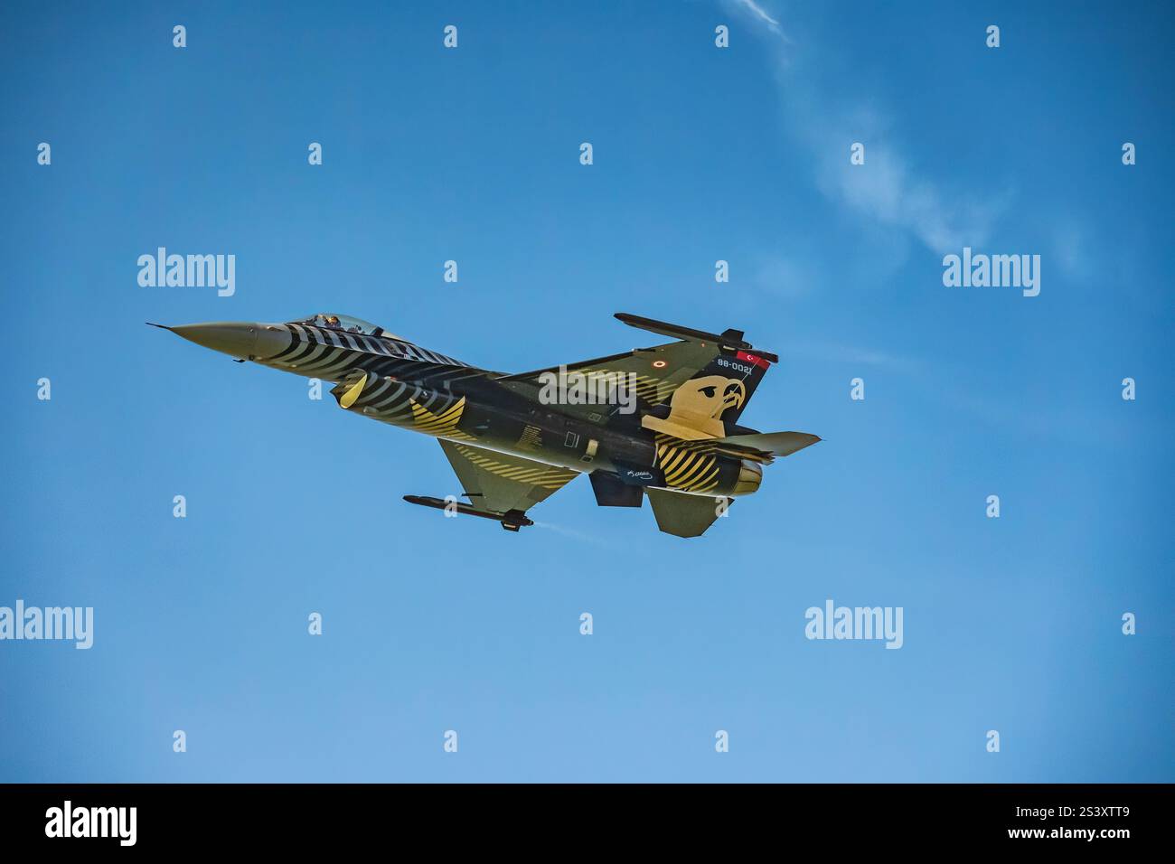 Militärflugzeuge, wie sie durch die Luft schweben. Der Himmel ist klar und wolkenlos. Stockfoto