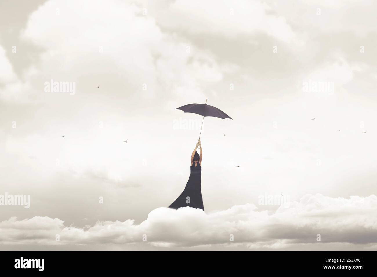 Frau mit schwarzem Schirm fliegt am Himmel mit Wolken, abstraktes Konzept Stockfoto