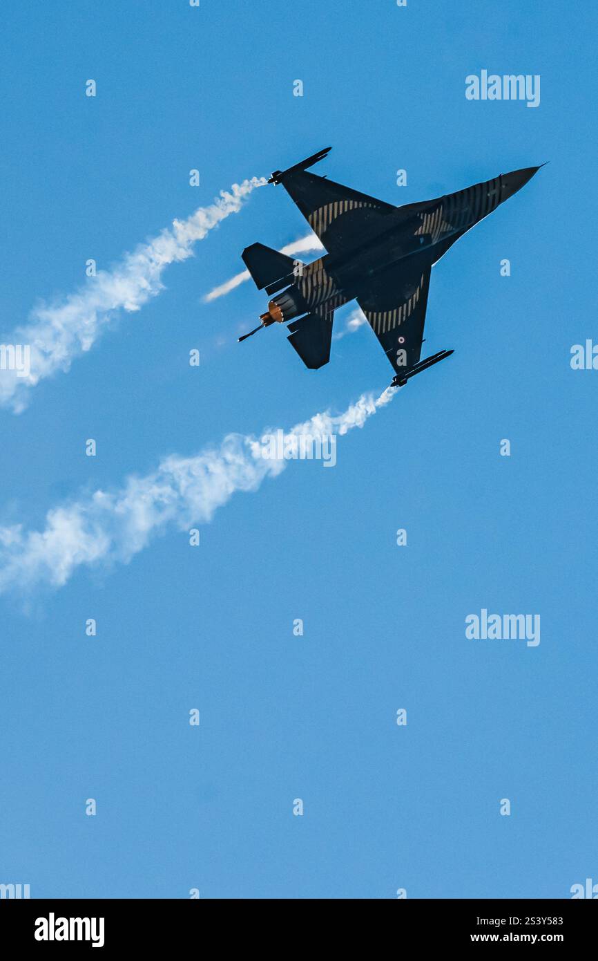 Türkischer Luftwaffe F-16-Kampfflugzeug mit Luftmanöver. Stockfoto