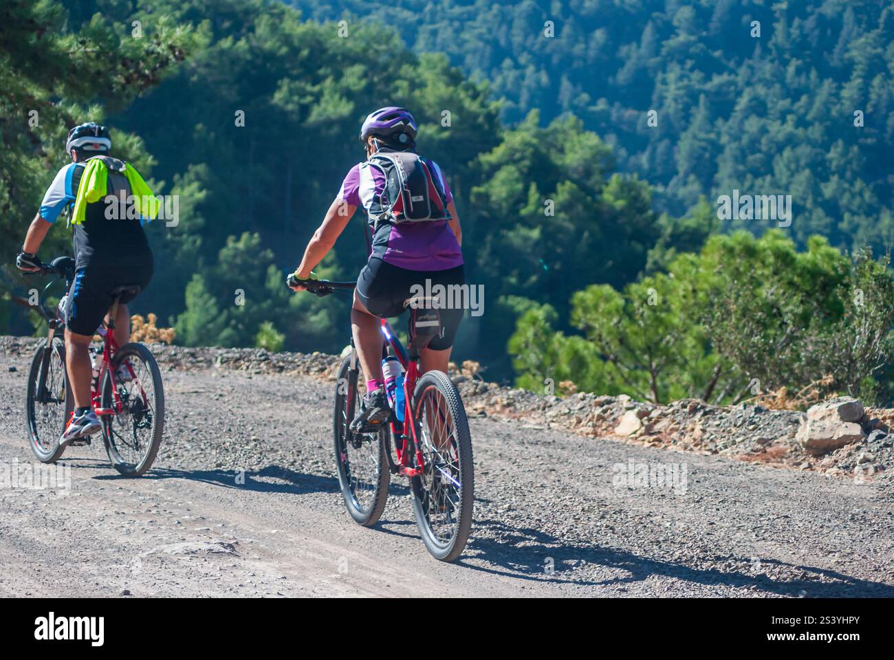 Mountainbike-Abenteuer: Erkundung landschaftlich reizvoller Wanderwege in der Natur Stockfoto