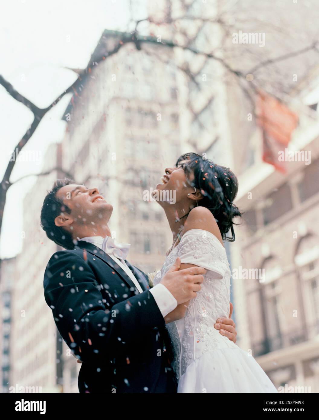 Braut und Bräutigam stehen unter der Dusche Konfetti in einer New Yorker Straße Stockfoto