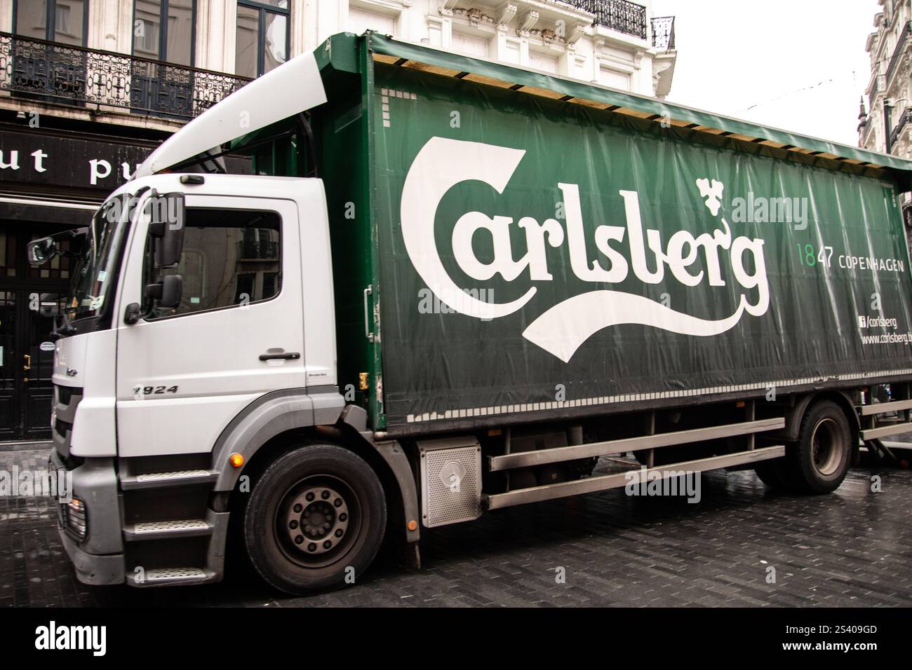 Brüssel, Belgien Dezember 2023. Der grüne Carlsberg-Truck parkt in der Brüsseler Straße. Carlsberg wurde 1847 in Kopenhagen in Danmark gegründet (Foto: Kristian Tuxen Ladegaard Berg/SOPA Images/SIPA USA) Credit: SIPA USA/Alamy Live News Stockfoto