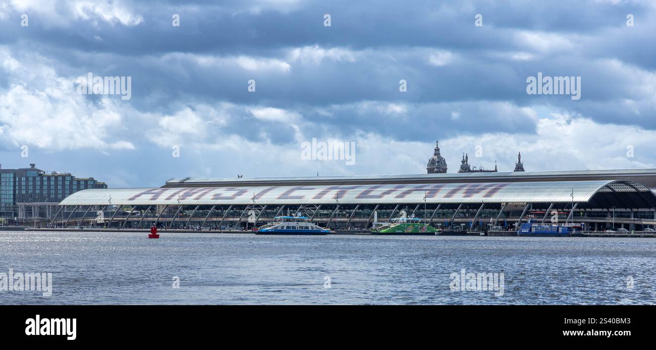 Amsterdam, Niederlande. 15. Juni 2024. Amsterdam Hauptbahnhof von der anderen Seite des Wassers aus gesehen Amsterdam Nord, Stockfoto