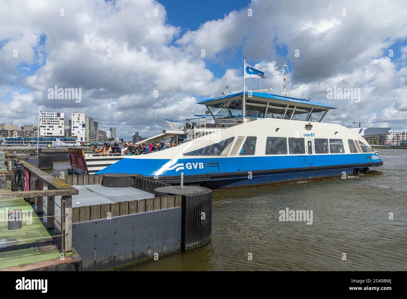 Amsterdam, Niederlande. 15. Juni 2024. Die GVB-Fähre vom Hauptbahnhof Amsterdam nach Amsterdam Nord über die IJ zur NDSM Shipyard. Stockfoto