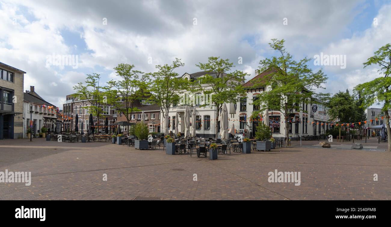 Geldrop, Niederlande. 28. Juni 2024. Vergnügungsviertel Platz im Zentrum von Geldrop in den Niederlanden mit Cafés und Restaurants Stockfoto