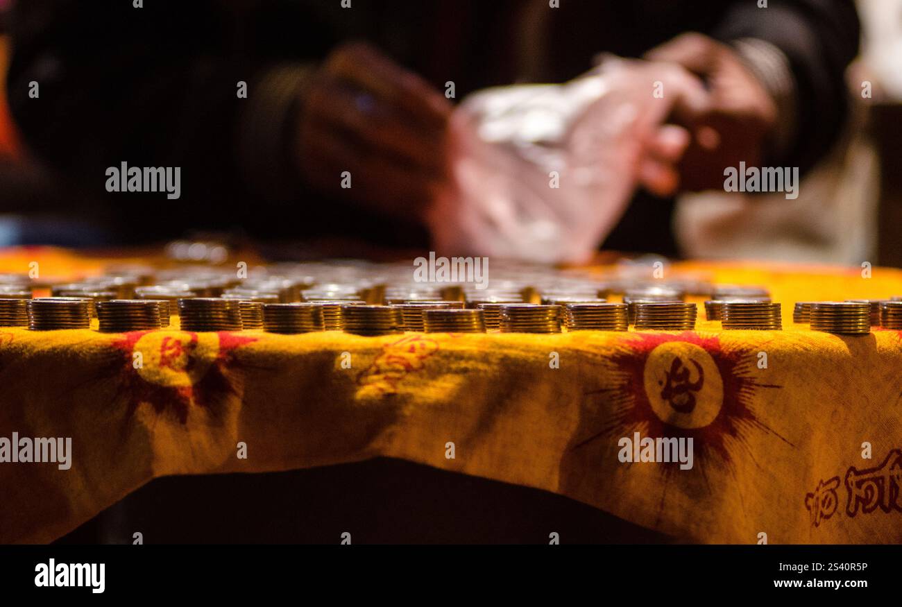 Erfrischende Getränke werden nachmittags in traditionellen Gläsern auf einem geschäftigen Markt serviert Stockfoto
