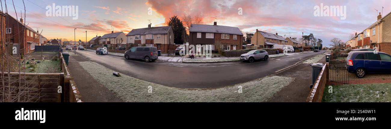 Panoramaaufnahme mit einem Blick am frühen Morgen auf einer Wohnstraße in Reading, Berkshire, Großbritannien an einem frostigen Wintermorgen - Smartphone-aufgenommenes Stockfoto