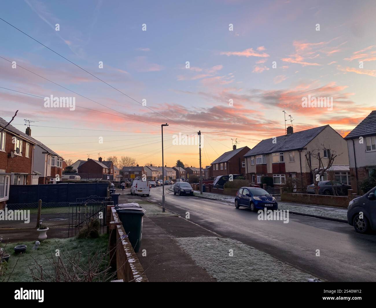 Blick am frühen Morgen entlang einer Wohnstraße in Reading, Berkshire, Großbritannien an einem frostigen Wintermorgen. - Smartphone-aufgenommenes Stockfoto