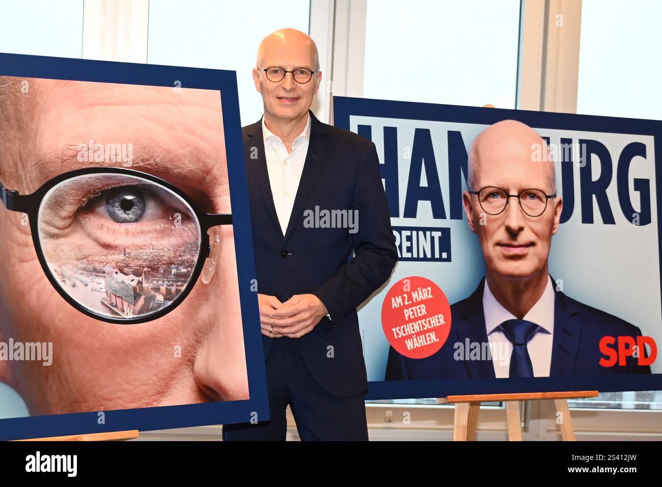 Peter Tschentscher, Hamburgs erster Bürgermeister und SPD Spitzenkandidat stellt im Emporio Tower über den Dächern Hamburgs die neue Wahlkampagne der SPD Hamburg zur Bürgerschaftswahl 2025 vor. Ein Motiv zeigt die Brille des Bürgermeisters, ohne SPD-Logo. Die anderen Themen stehen unter dem Motto Hamburg vereint. Themenplakate zu Wirtschaft und Umwelt, Wohlstand und Zusammenhalt, Familie und Beruf, Sicherheit und Freiheit zeigen die zentralen Forderungen. Geplant ist in Hamburg 10,000 Plakate aufzustellen, dazu 450 Großflächen. Hamburg, der 10.01.2025 Peter Tschentscher und die SPD Hamburg St Stockfoto