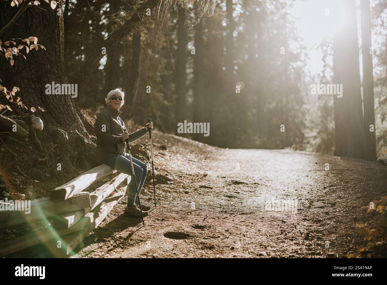 Eine ältere Frau macht eine Pause beim Wandern in Yosemite, Kalifornien Stockfoto